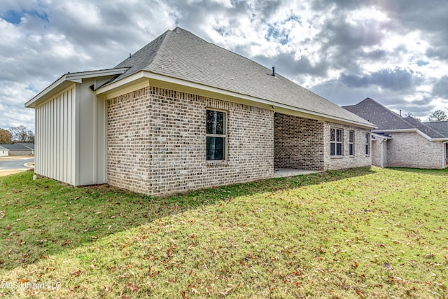 back of house featuring a yard