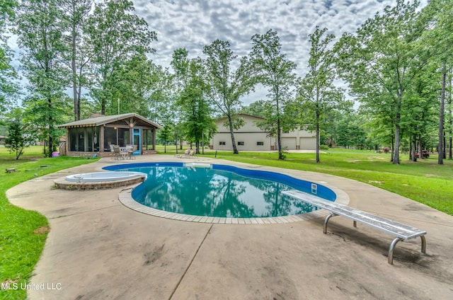 904 Northwood Cir, Brandon, MS 39047 - outdoor pool featuring a sunroom, a yard, a diving board, and a patio