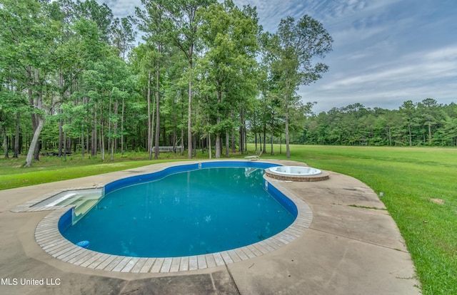 904 Northwood Cir, Brandon, MS 39047 - pool featuring a lawn, a view of trees, and an in ground hot tub