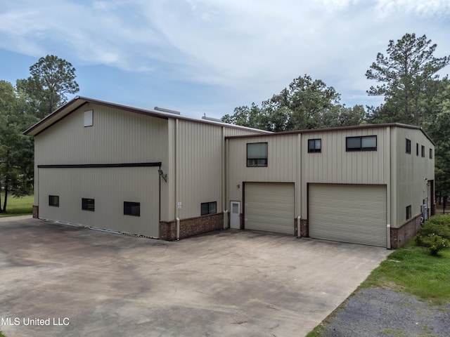 904 Northwood Cir, Brandon, MS 39047 - view of side of property featuring an outdoor structure and a garage
