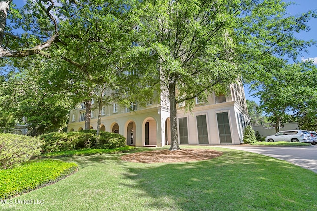 view of front of property with a front lawn