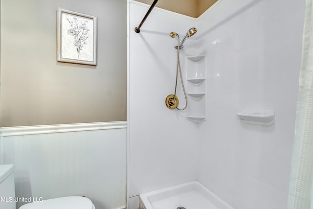 1597 Old Lake Rd, Brandon, MS 39042 - full bath featuring toilet, a shower with curtain, and wainscoting