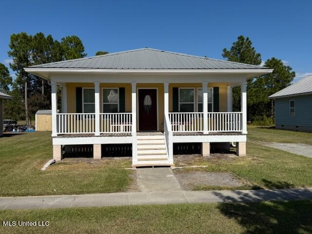 view of front of property featuring covered porch and a front lawn