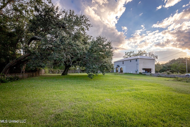 view of yard at dusk