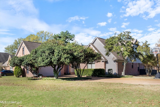 view of front of property featuring a front lawn