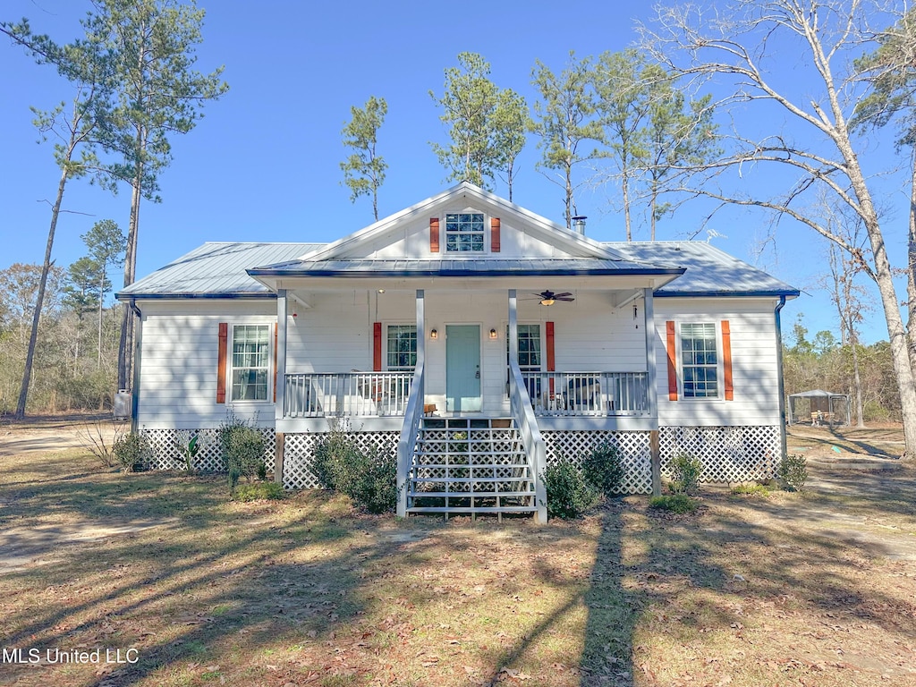 view of front of house featuring a front lawn and a porch