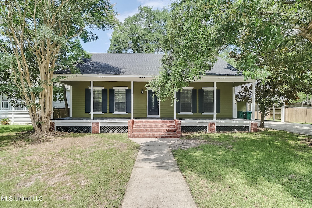 view of front facade featuring a front lawn and a porch