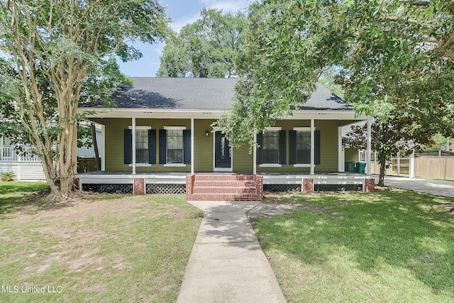 view of front facade featuring a front lawn and a porch