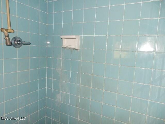 1510 Springridge Dr, Jackson, MS 39211 - full bathroom with a tile shower