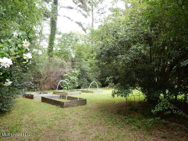 1510 Springridge Dr, Jackson, MS 39211 - view of green lawn with a garden