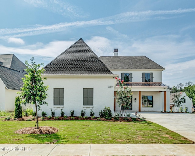 view of front of property featuring a front yard and a porch