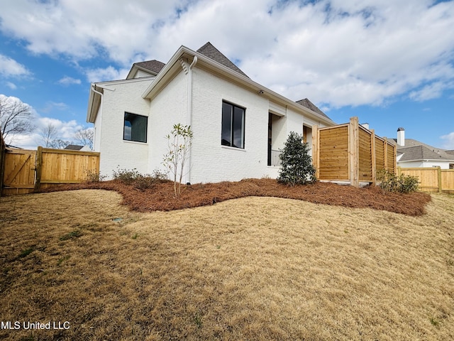 view of side of property featuring a lawn