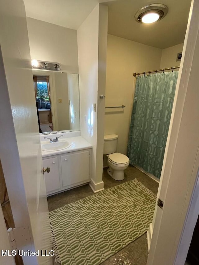 305 N Rankin St, Natchez, MS 39120 - bathroom with curtained shower, vanity, and toilet