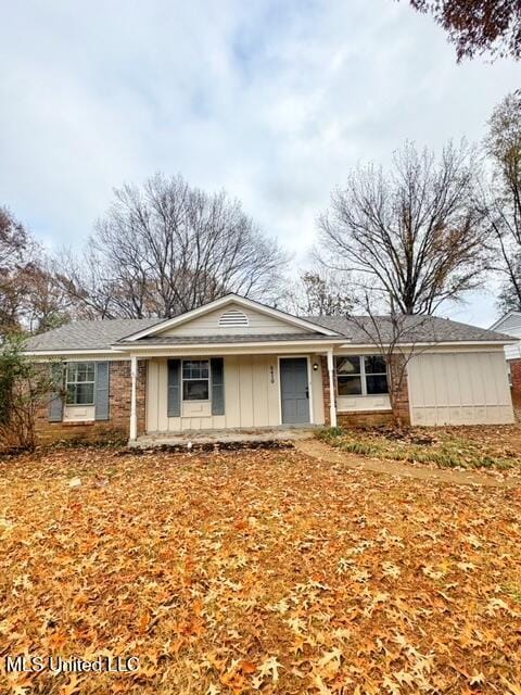 single story home featuring a porch