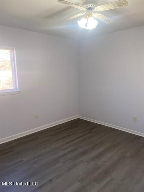 empty room featuring dark hardwood / wood-style floors and ceiling fan