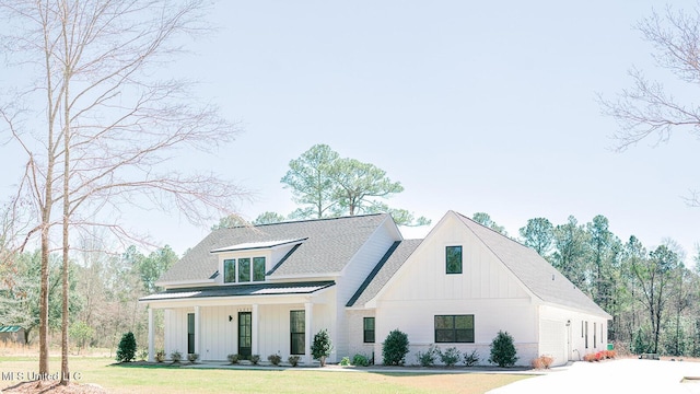 16043 W Dedeaux Rd, Gulfport, MS 39503 - modern farmhouse featuring board and batten siding, a porch, a front yard, and a shingled roof