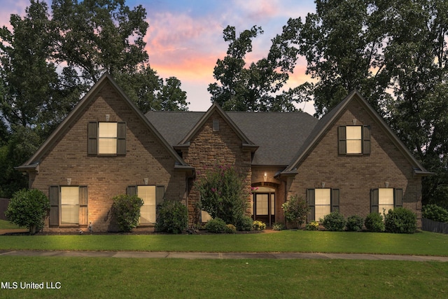 front facade featuring a lawn