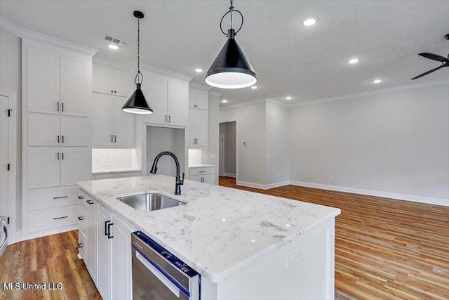 kitchen with sink, an island with sink, white cabinets, dishwasher, and light hardwood / wood-style flooring