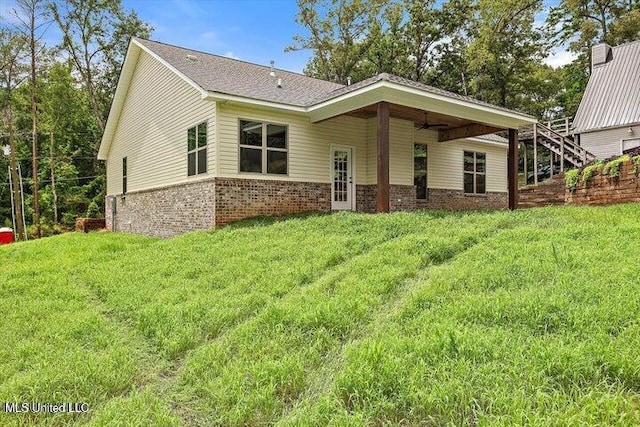 back of house featuring a lawn