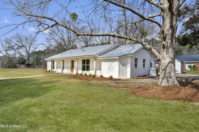 view of front of property with a front yard and covered porch