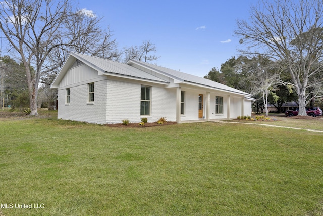 view of front of house with a front yard