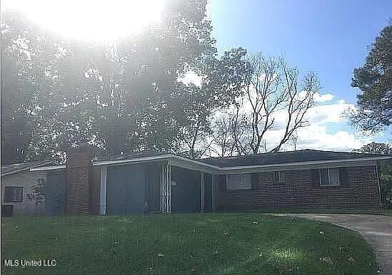 3368 Casa Grande Cir, Jackson, MS 39209 - view of front facade with curved driveway and a front lawn