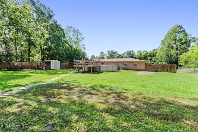 view of yard featuring a shed