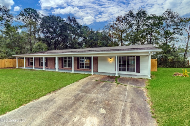 ranch-style house featuring a front lawn and covered porch