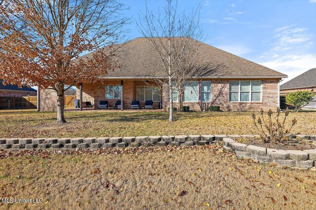 view of front of house featuring a front yard