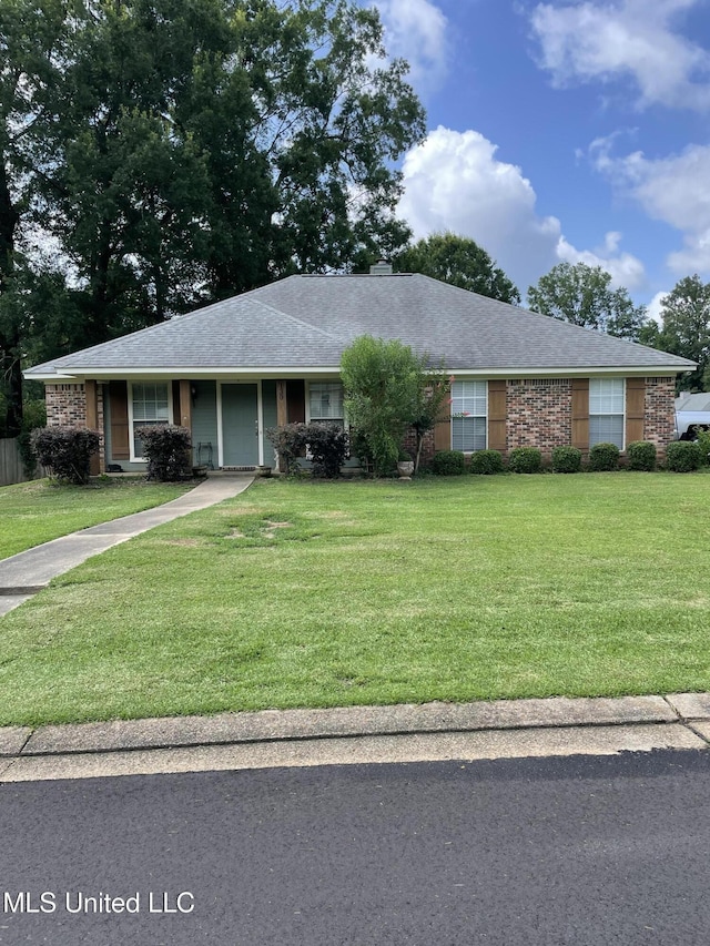 130 Eastwood Cir, Florence, MS 39073 - view of front facade featuring a front lawn and a shingled roof
