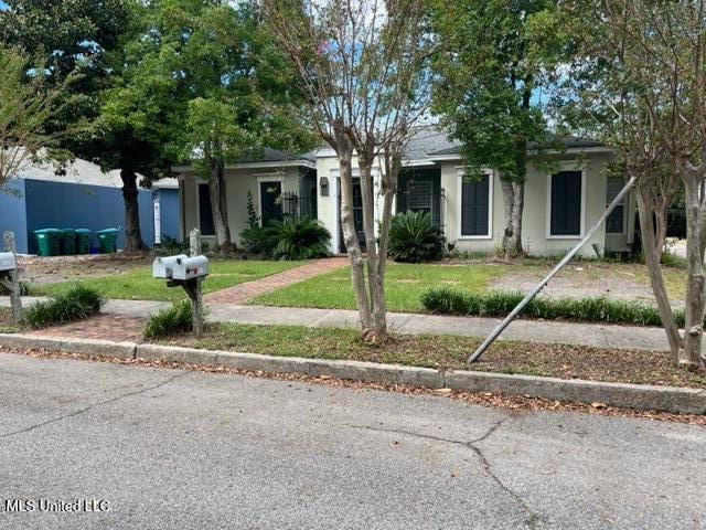 1916 2nd St Unit 2, Gulfport, MS 39501 - view of front of house with a front yard