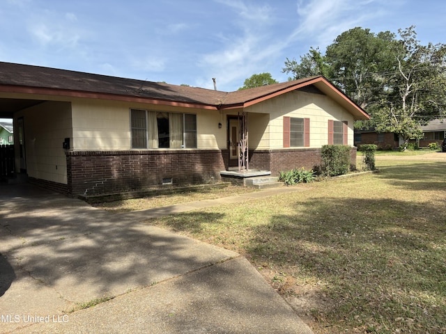 ranch-style house featuring brick siding and a front lawn