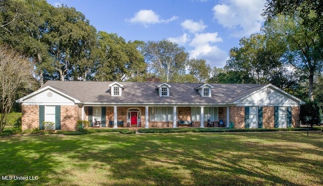 view of front facade featuring covered porch and a front lawn