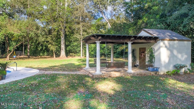 305 Creekbend Rd, Natchez, MS 39120 - view of grassy yard with a patio area