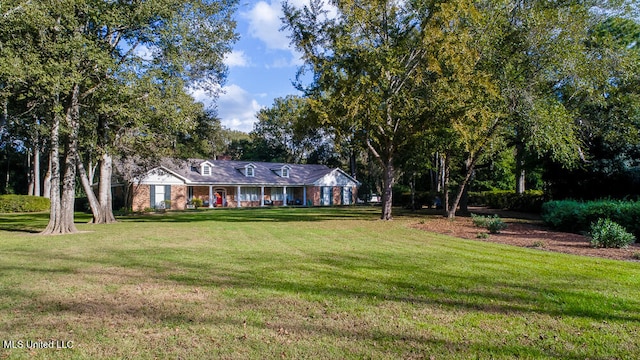 single story home with a front lawn