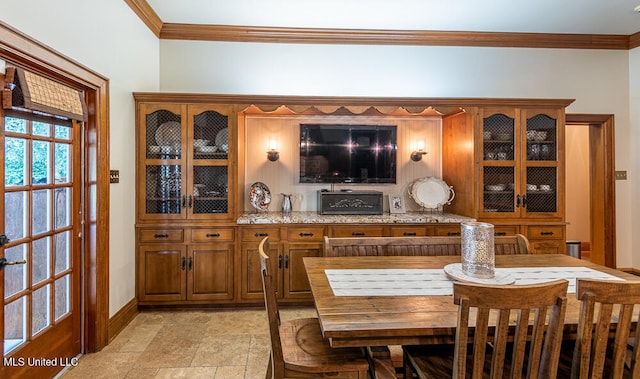 dining area with ornamental molding