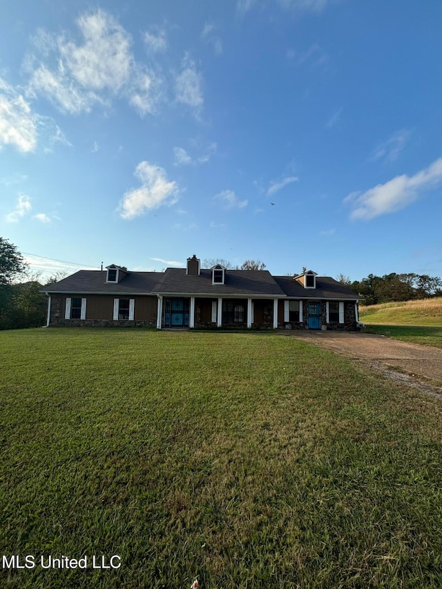 view of front of house featuring a front yard