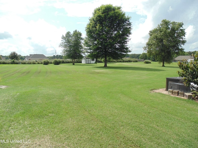 70 Tree Line Dr, Mount Pleasant, MS 38635 - view of grassy yard featuring golf course view