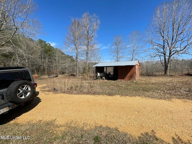 view of yard with an outbuilding