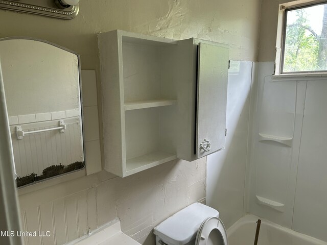 1110 Barbara Ann Dr, Jackson, MS 39204 - bathroom featuring toilet and a washtub