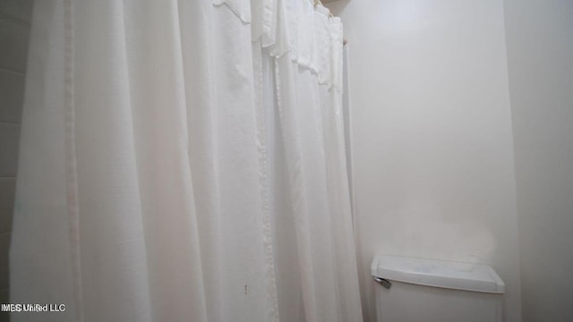 full bathroom with toilet