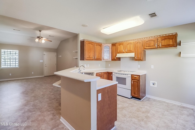 kitchen featuring electric stove, sink, ceiling fan, vaulted ceiling, and kitchen peninsula