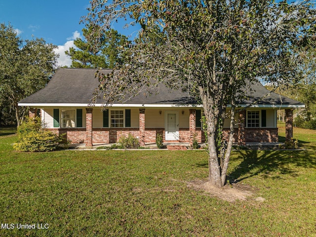 view of front facade featuring a front yard