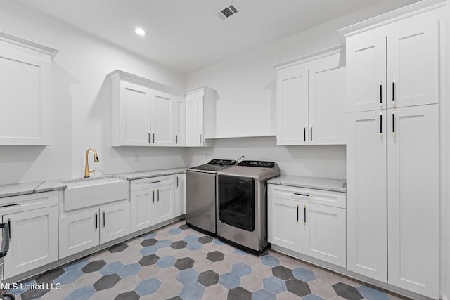 kitchen with visible vents, white cabinets, independent washer and dryer, a sink, and recessed lighting