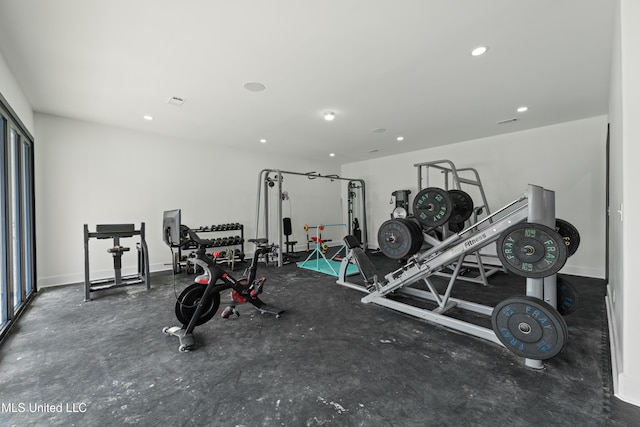 workout room featuring recessed lighting and baseboards