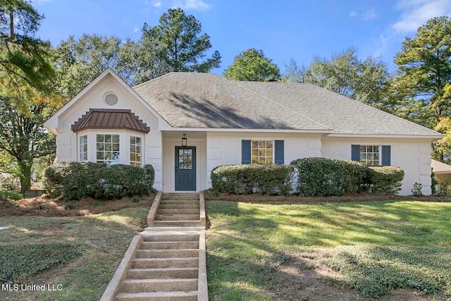 view of front of property with a front yard