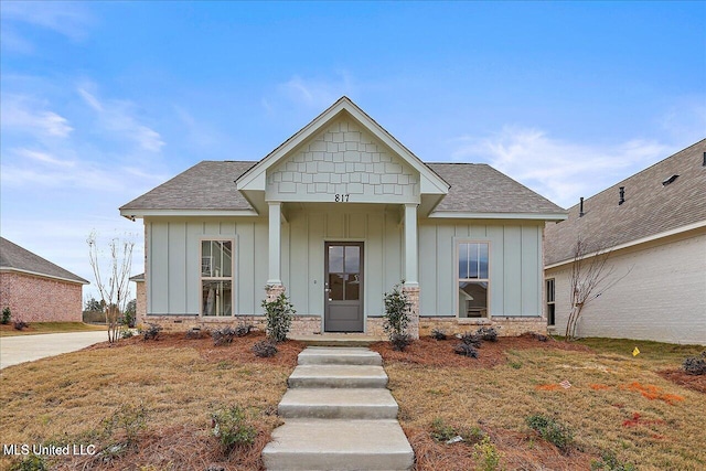 view of front of property featuring a front lawn