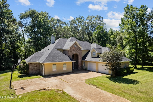 view of front of home featuring a front yard and a garage