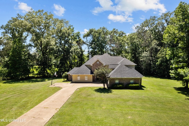 view of front of property featuring a front yard