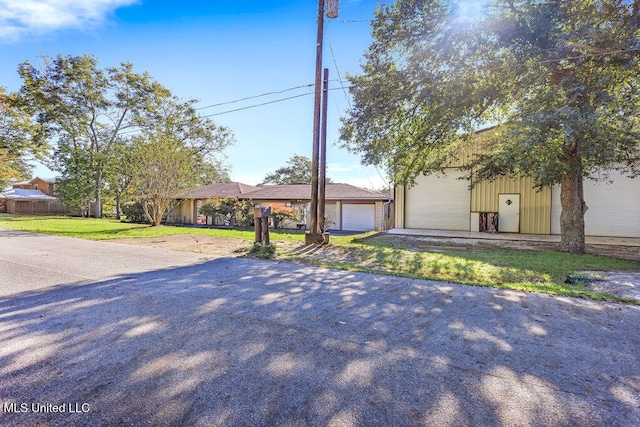 view of front of home featuring a front yard and a garage